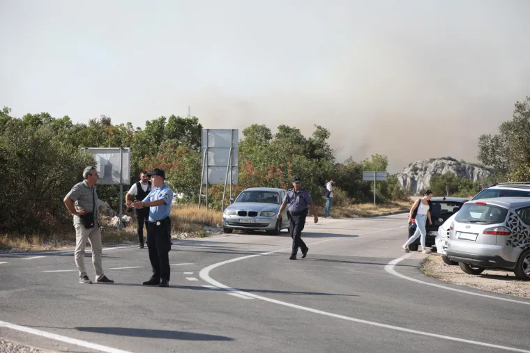 Požar hara Zatonom i okolicom: Neke objekte je zahvatila vatra, stanovni&scaron;tvo je evakuirano