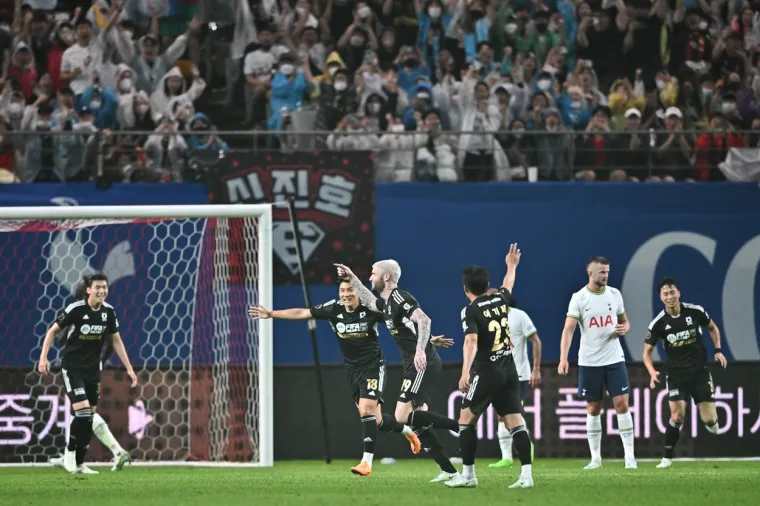 '&Scaron;estica' Tottenhama u Seoulu pred 64.000 gledatelja, Ivan Peri&scaron;ić na klupi