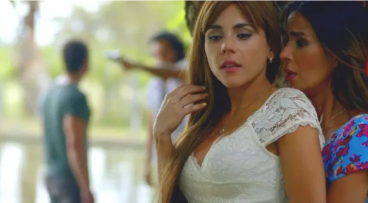 "Bez grudi nema ni raja" serija je koja samim svojim naslovom poprilično sažima radnju. Ovo je priča o Catalini, mladoj djevojci skromnog podrijetla, koja je spremna na sve kako bi pobjegla od siroma&scaron;tva i ostvarila svoje snove. Njena majka Hilda, ne može svojoj djeci priu&scaron;titi luksuz, ali se trudi navesti ih na pravi put. Ipak, Byrona i Catalinu muči nesklad potreba i mogućnosti. Byron, umoran od situacije u kojoj se nalazi, povodi se ekstravagantnim svijetom mafije i narkodilera i postaje plaćeni ubojica. S druge strane, Catalina se počinje baviti prostitucijom u kojoj je sprječava samo jedna stvar - male grudi. Uz pomoć djevojke po imenu Jessica, Catalina će ući u prljavi posao, ugraditi silikone i ostvariti svoje snove. Dakako, na tom putu susrest će se s mnogim padovima, poniženjima i emocionalnim slomovima. 