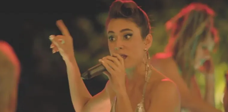 "Kraljica protoka" kolumbijska je glazbena telenovela koja prati talentiranu glazbenicu Yeimyju. Život mlade umjetnice okrenut će se naglavačke kada joj roditelje ubiju članovi kartela, a ona se nađe u zatvoru. &Scaron;to li će se dogoditi iza re&scaron;etaka te kako će mlada glazbenica promijeniti vlastitu sudbinu, saznajte na samo jedan način. 