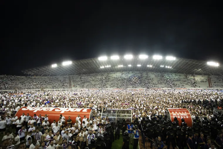 Navijači Hajduka okupirali su teren nakon osvajanja Kupa Hrvatske