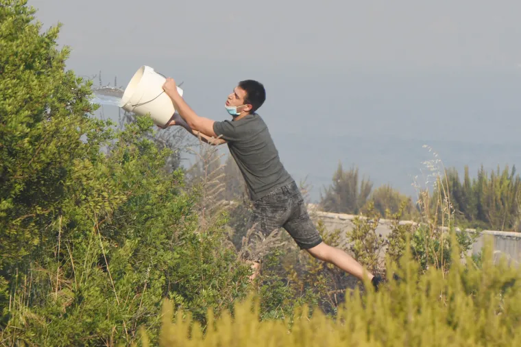 Mjesto Raslina vatra je u jednom trenutku okružila sa svih strana, ljudi su u panici bježali prema obali