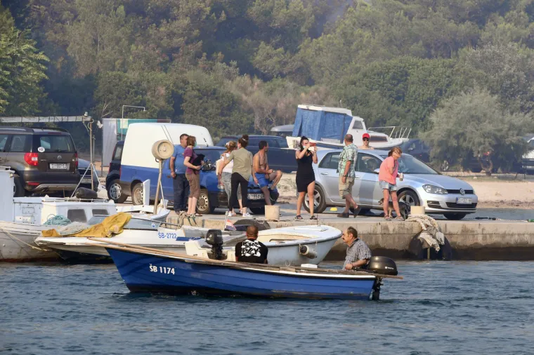 Mjesto Raslina vatra je u jednom trenutku okružila sa svih strana, ljudi su u panici bježali prema obali