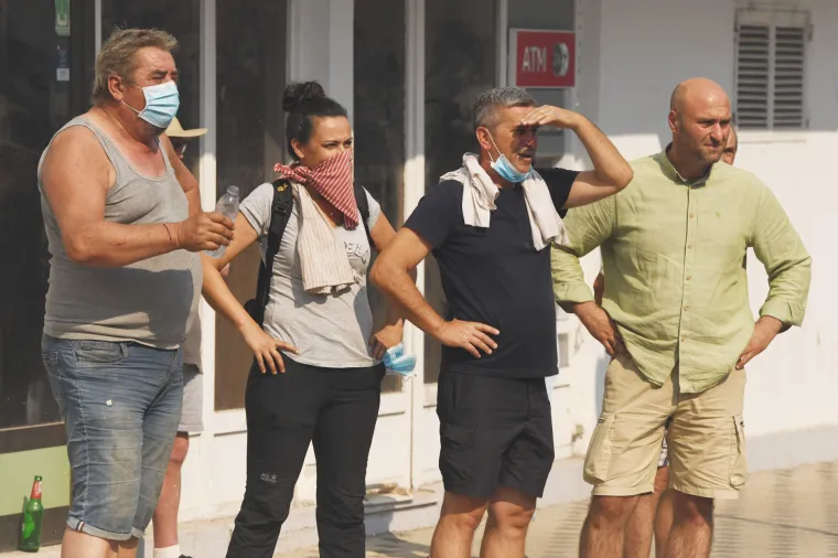 Mjesto Raslina vatra je u jednom trenutku okružila sa svih strana, ljudi su u panici bježali prema obali