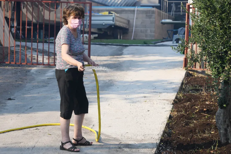 Mjesto Raslina vatra je u jednom trenutku okružila sa svih strana, ljudi su u panici bježali prema obali