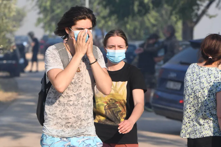 Mjesto Raslina vatra je u jednom trenutku okružila sa svih strana, ljudi su u panici bježali prema obali