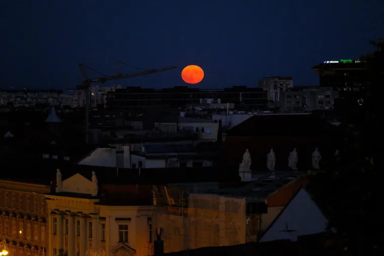 Najveći ovogodišnji supermjesec zasjao je iznad Zagreba: Kadrovi su prekrasni