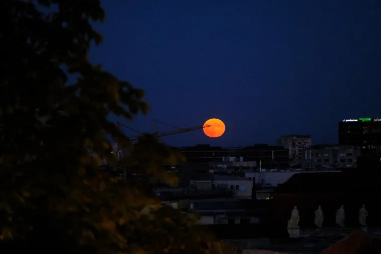Najveći ovogodišnji supermjesec zasjao je iznad Zagreba: Kadrovi su prekrasni