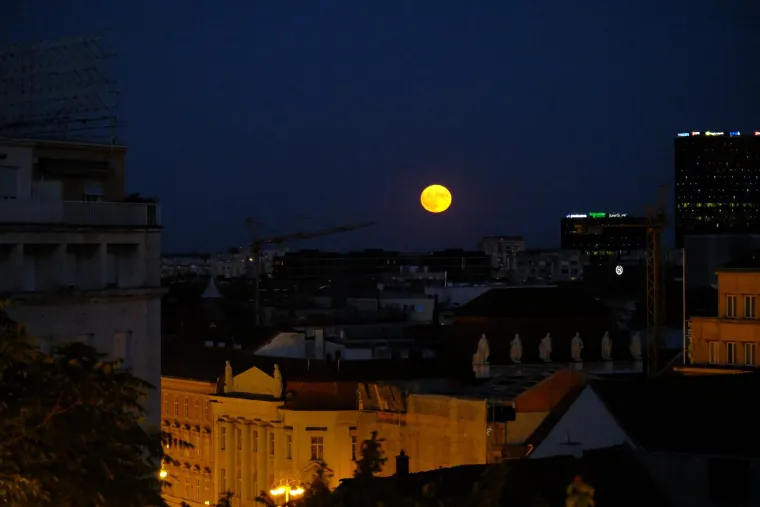 Najveći ovogodišnji supermjesec zasjao je iznad Zagreba: Kadrovi su prekrasni
