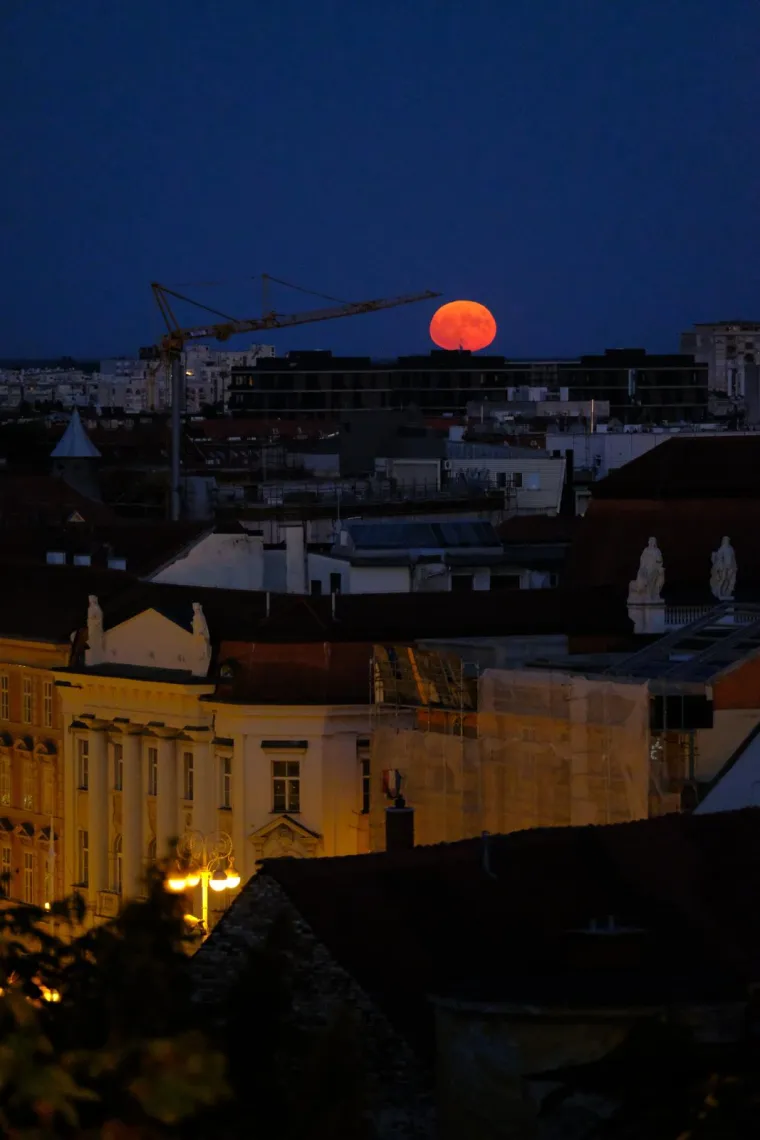 Najveći ovogodišnji supermjesec zasjao je iznad Zagreba: Kadrovi su prekrasni