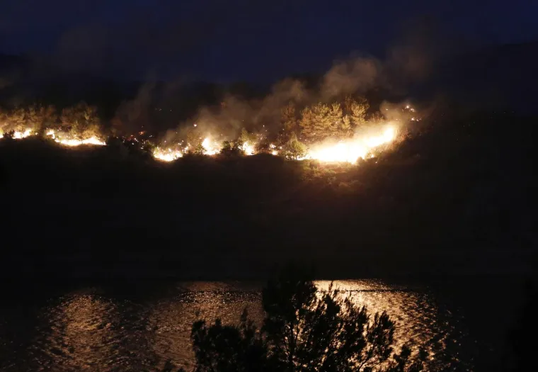 Jaki udari vjetra doveli vatrenu stihiju na brda iznad Zatona