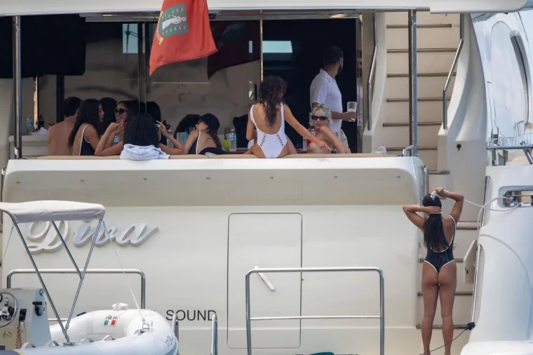 Prijateljica gotovo zasjenila mladenku: Zvijezda Moderne obitelji se udaje, ali ne prije vrućeg tuluma na jahti