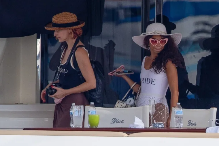 Prijateljica gotovo zasjenila mladenku: Zvijezda Moderne obitelji se udaje, ali ne prije vrućeg tuluma na jahti