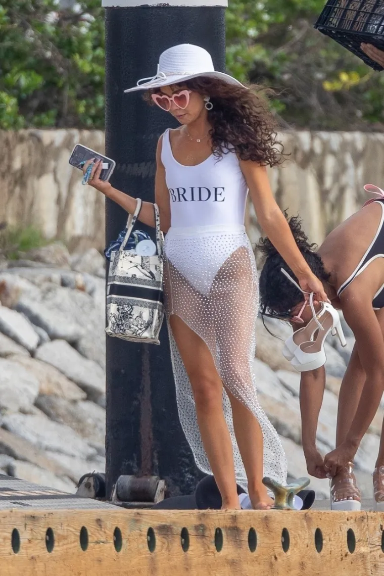 Prijateljica gotovo zasjenila mladenku: Zvijezda Moderne obitelji se udaje, ali ne prije vrućeg tuluma na jahti