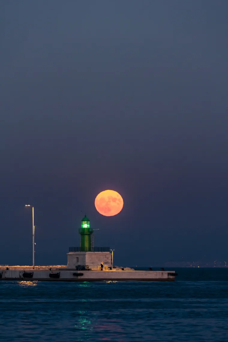 Prizori koji oduzimaju dah: Ovako je izgledao supermjesec iznad gradova