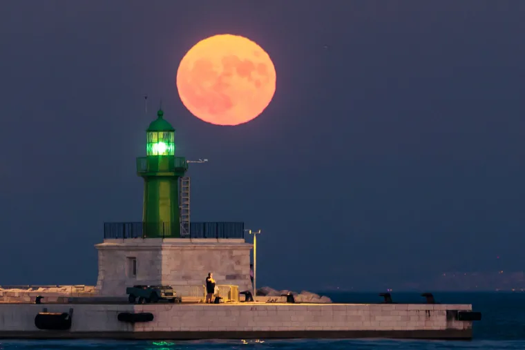 Prizori koji oduzimaju dah: Ovako je izgledao supermjesec iznad gradova