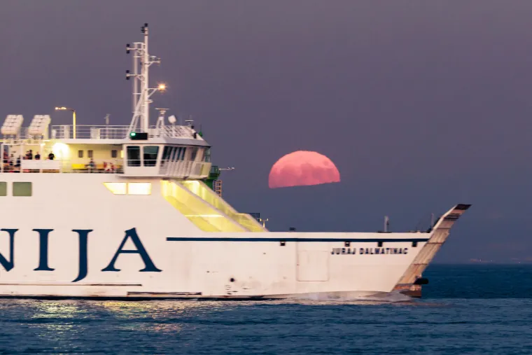 Prizori koji oduzimaju dah: Ovako je izgledao supermjesec iznad gradova