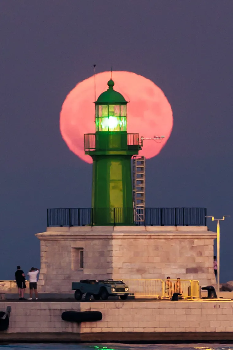 Prizori koji oduzimaju dah: Ovako je izgledao supermjesec iznad gradova