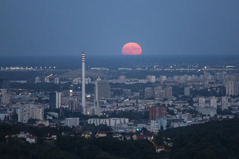 Supermjesec i zagrebačka panorama