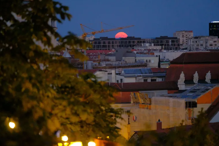 Supermjesec s Gornjeg grada u Zagrebu