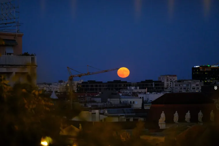 Supermjesec s Gornjeg grada u Zagrebu