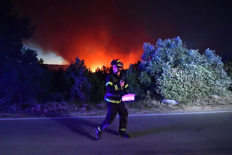 Zastra&scaron;ujući prizori s požari&scaron;ta na &scaron;ibenskom području: Pogledajte &scaron;to je vatrena buktinja ostavila iza sebe