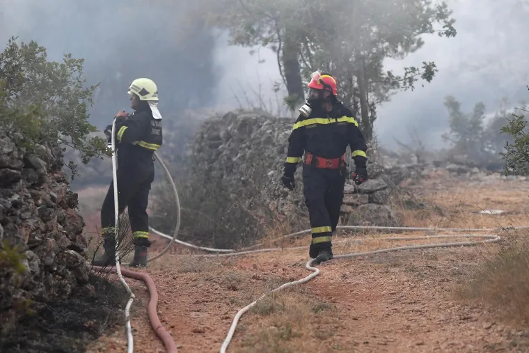 Zastra&scaron;ujući prizori s požari&scaron;ta na &scaron;ibenskom području: Pogledajte &scaron;to je vatrena buktinja ostavila iza sebe