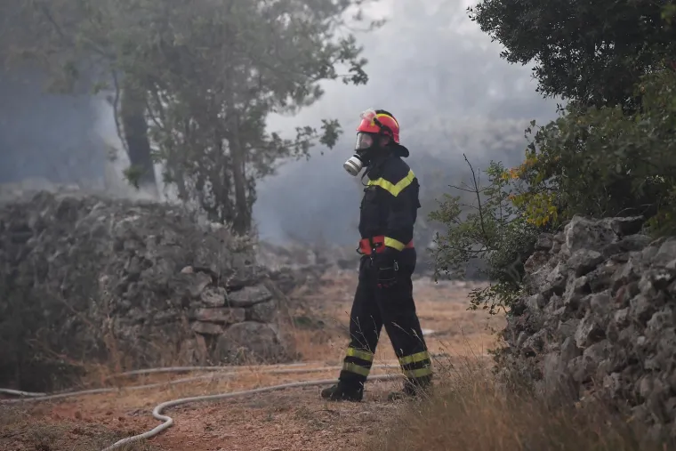 Zastra&scaron;ujući prizori s požari&scaron;ta na &scaron;ibenskom području: Pogledajte &scaron;to je vatrena buktinja ostavila iza sebe