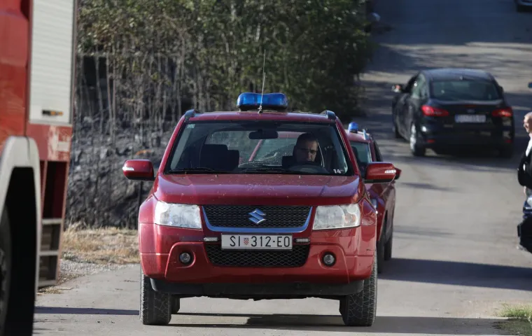 Pogledajte &scaron;to je požar kod &Scaron;ibenika napravio u naseljenim mjestima: Stanovnici pokupili tek osnovno i dali se u bijeg