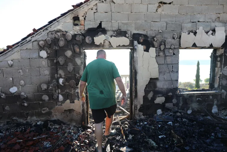 Pogledajte &scaron;to je požar kod &Scaron;ibenika napravio u naseljenim mjestima: Stanovnici pokupili tek osnovno i dali se u bijeg