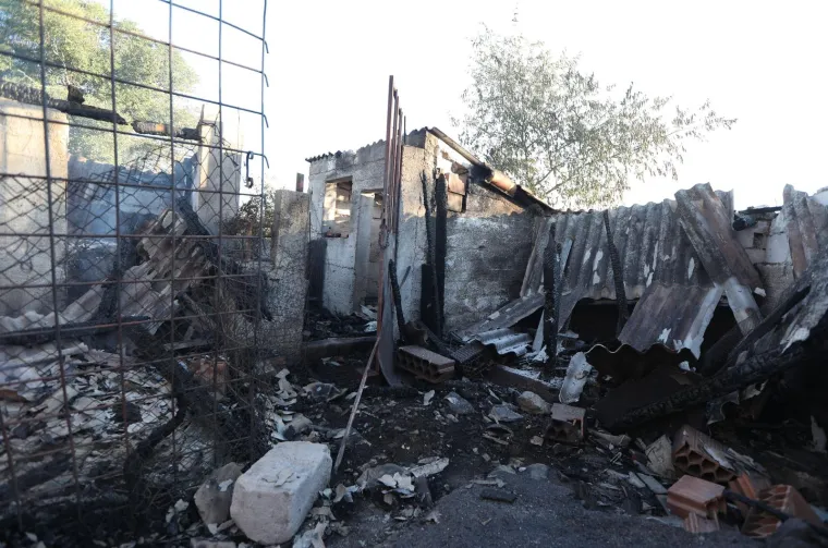 Pogledajte &scaron;to je požar kod &Scaron;ibenika napravio u naseljenim mjestima: Stanovnici pokupili tek osnovno i dali se u bijeg