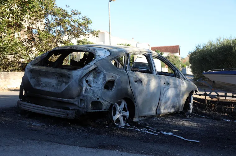 Pogledajte strašne posljedice požara u Raslini: Ljudi u suzama gledaju svoje izgorjele kuće, automobile...