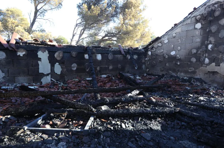 Pogledajte stra&scaron;ne posljedice požara u Raslini: Ljudi u suzama gledaju svoje izgorjele kuće, automobile...