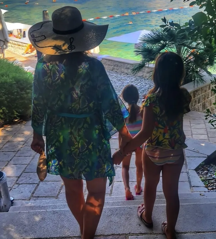 Neda Ukraden u badiću opravdala titulu 'najseksi bake Balkana': Ljudi moji, je li moguće da ovako izgleda u 72.?