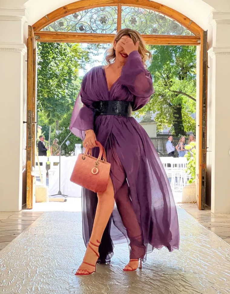 Snježana Mehun nabacila dekolte 'do poda' i prorez 'do neba', a pobrinula se i da foot fetišisti padnu u trans