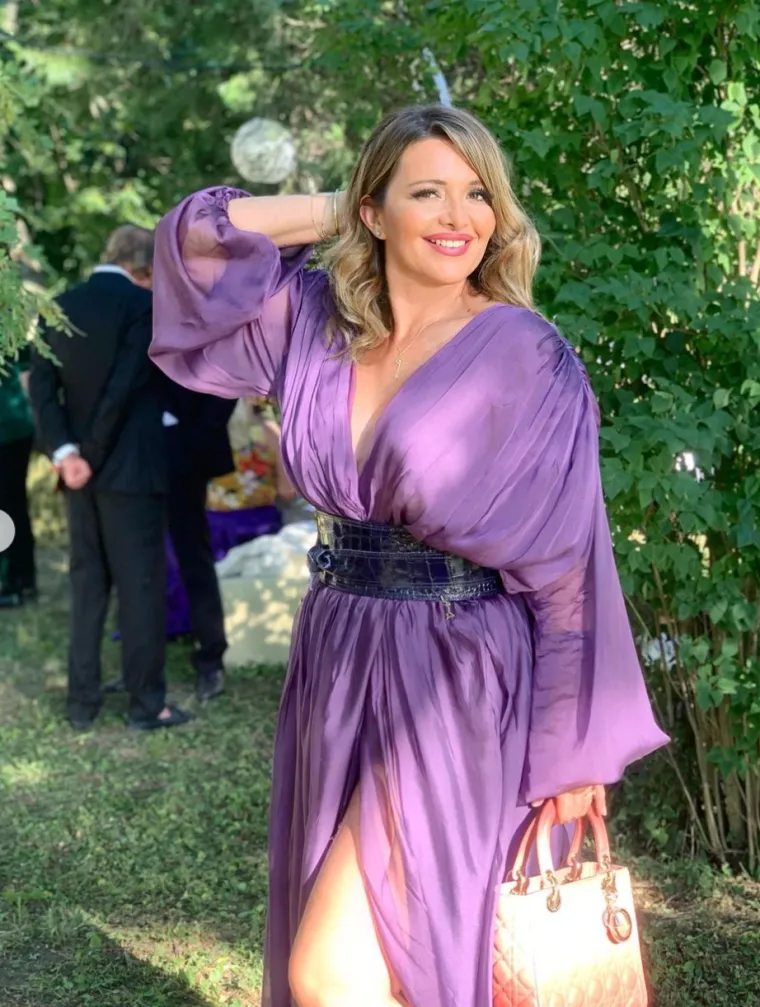 Snježana Mehun nabacila dekolte 'do poda' i prorez 'do neba', a pobrinula se i da foot fetišisti padnu u trans