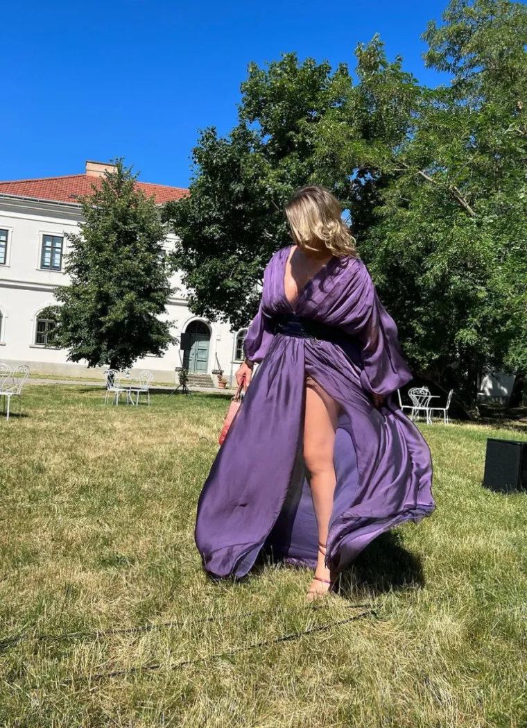 Snježana Mehun nabacila dekolte 'do poda' i prorez 'do neba', a pobrinula se i da foot fetišisti padnu u trans