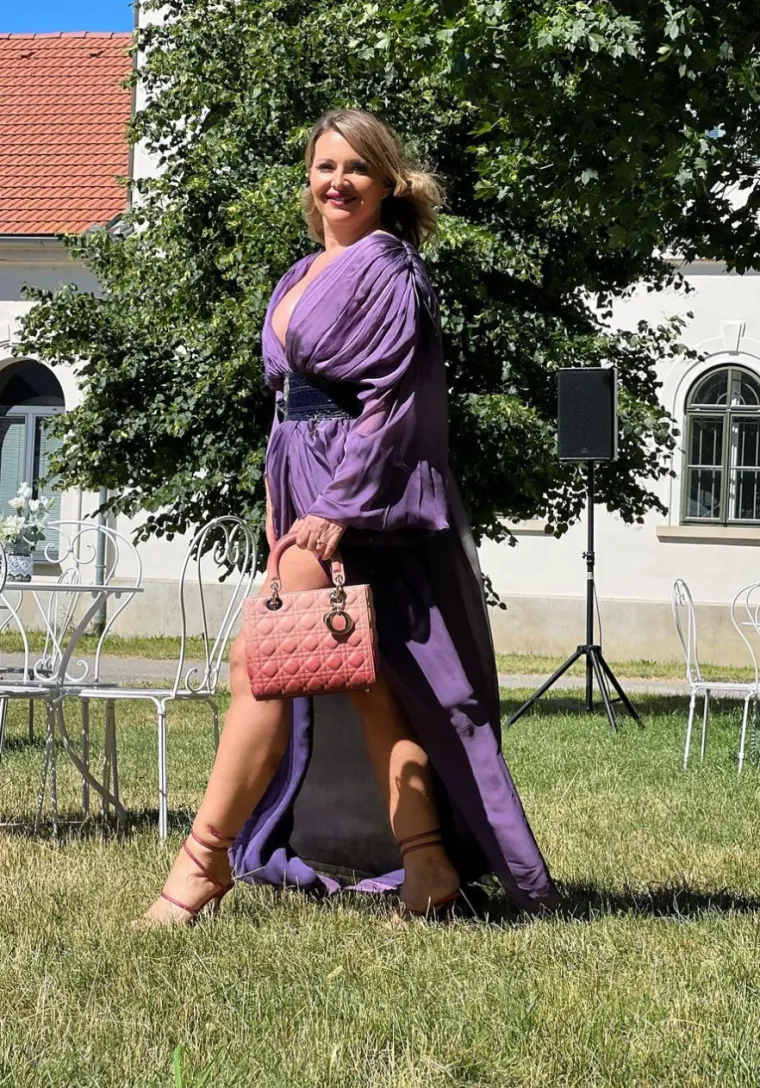 Snježana Mehun nabacila dekolte 'do poda' i prorez 'do neba', a pobrinula se i da foot fetišisti padnu u trans