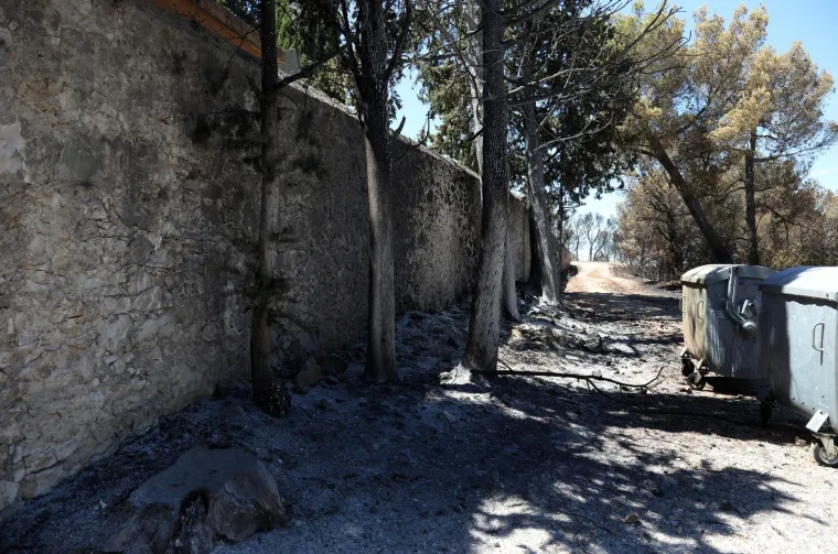 Planuo je zvonik, izgorjeli domovi, štale i životinje, a vatra je u Zatonu zahvatila i groblje