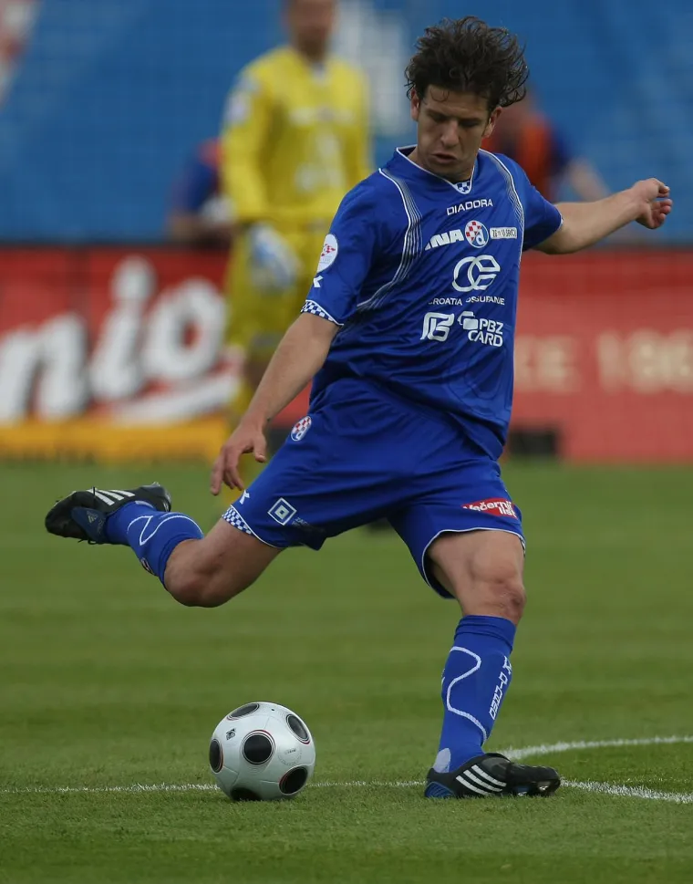 Dino Drpić &ndash; jedan od kontroverznijih likova ove Dinamove momčadi. On je u modroj svlačionici ostao sve do 2008., a sa biv&scaron;om suprugom Nives Celzijus bio je interesantan i medijima. Autor je vjerojatno najnepromi&scaron;ljenijeg poteza viđenog na hrvatskim travnjacima. Naime, netom pred unosan transfer u turski Be&scaron;ikta&scaron; pokazao je Torcidi stražnjicu i sve je propalo. Igrao je kasnije u Karlsruheru te je upisao po nekoliko nastupa za AEK, Volyn, Rijeku i Brunei.