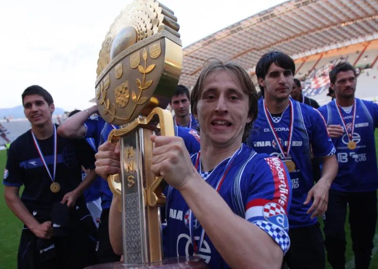 Luka Modrić je prvi dio te sezone proveo u Interu iz Zapre&scaron;ića kojeg je vukao prema vrhu prvenstvene ljestvice dok je Dinamo tonuo sve dublje. Vratio se na Maksimir u zimskoj pauzi no spasa ambicijama Modrih te godine nije bilo. O njegovoj karijeri nakon Dinama zbilja nema potrebe govoriti, jer je već sad jasno da je riječ o najboljem hrvatskom nogometa&scaron;u svih vremena. 