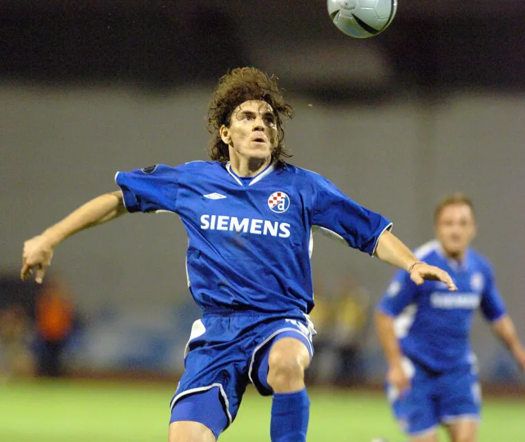 Veldin Karić &ndash; jo&scaron; jedna napadačka ikona HNL-a je te sezone nosila dres Dinama. Karić je već bio 30-godi&scaron;njak sa zapaženom karijerom iza sebe no nije briljirao u modrom dresu. Po odlasku iz Dinama njegov put ga je vodio preko Intera iz Zapre&scaron;ića do niželiga&scaron;kog nogometa u veteranskim danima.