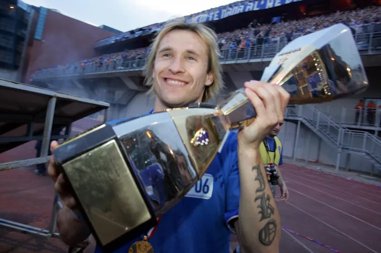 Ivan Bo&scaron;njak - jo&scaron; jedan plavokosi napadač Dinama. Ranije je igrao u Hajduku, a godinu kasnije je s Eduardom činio izuzetno ubojit tandem koji je vratio Modrima titulu. Lijepu je karijeru napravio i u Belgiji, a mirovinu je čekao na Dalekom istokuIvan Bo&scaron;njak jo&scaron; jedan plavokosi napadač Dinama. Ranije je igrao u Hajduku, a godinu kasnije je s Eduardom činio izuzetno ubojit tandem koji je vratio Modrima titulu. Lijepu je karijeru napravio i u Belgiji, a mirovinu je čekao na Dalekom istoku