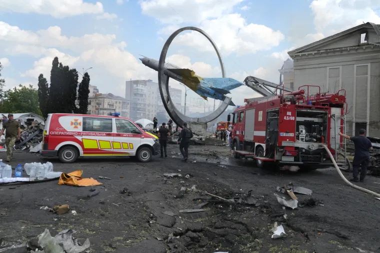 Slike užasa u ukrajinskom gradu Vinici u kojem je poginulo najmanje 20 ljudi, među njima i troje djece. Grad je daleko od prve crte boji&scaron;nice. 