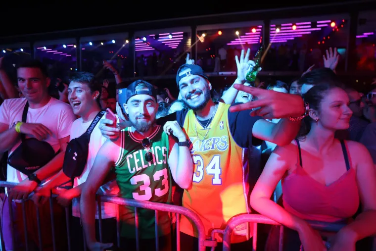 Shaquille O'Neal okružio se seksi djevojkama, ali najjači &scaron;ou izvela je prsata plesačica u toplesu