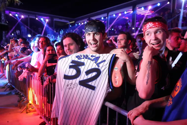 Shaquille O'Neal okružio se seksi djevojkama, ali najjači &scaron;ou izvela je prsata plesačica u toplesu