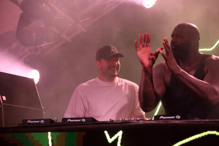 Ludnica u Malinskoj: Legendarni Shaq održao koncert, na bini završio i Luka Dončić. Pogledajte kako je to izgledalo