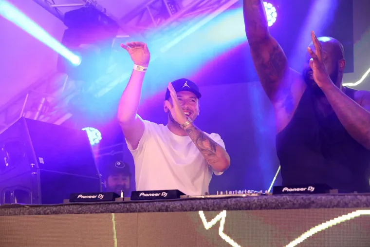 Ludnica u Malinskoj: Legendarni Shaq održao koncert, na bini završio i Luka Dončić. Pogledajte kako je to izgledalo