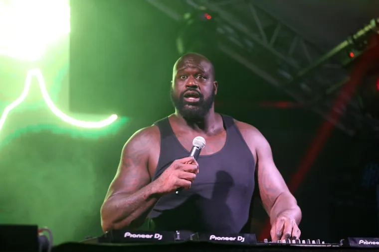 Ludnica u Malinskoj: Legendarni Shaq održao koncert, na bini završio i Luka Dončić. Pogledajte kako je to izgledalo