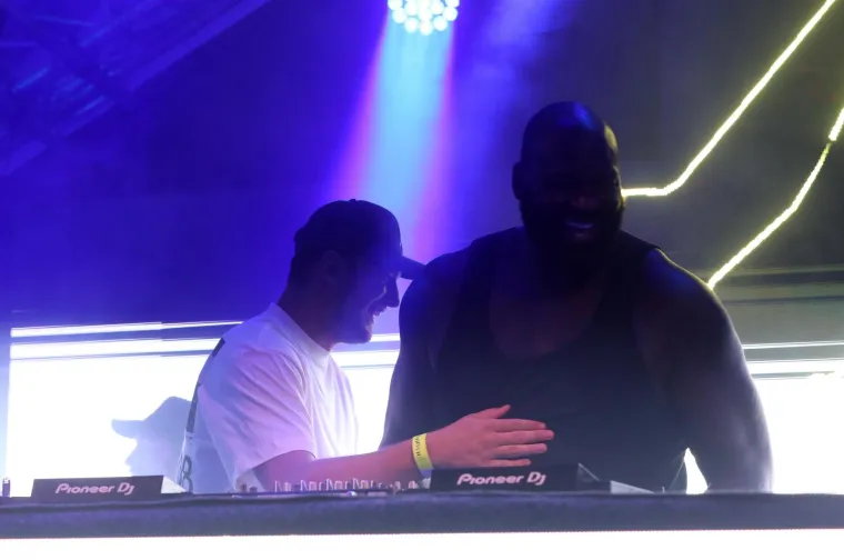 Ludnica u Malinskoj: Legendarni Shaq održao koncert, na bini završio i Luka Dončić. Pogledajte kako je to izgledalo